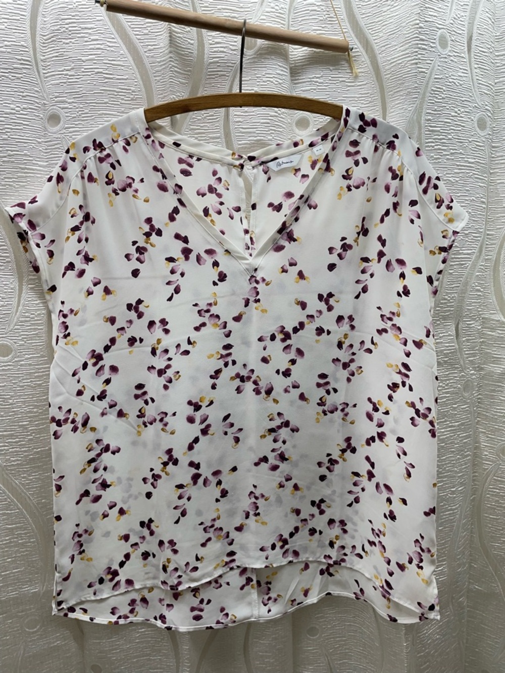 Reitmans Blouse Women Medium‎ White Purple Petal Print V-Neck Cap Sleeve